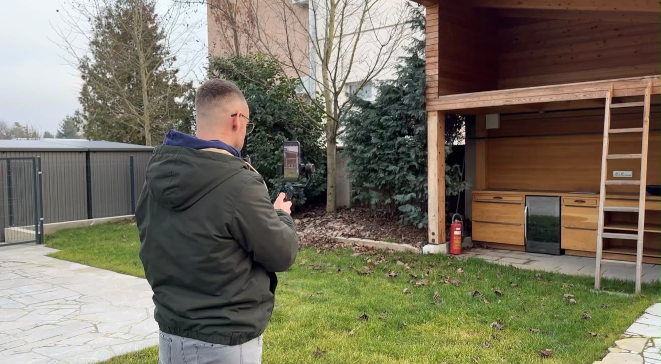 Natáčení na mobil s gimbalem u klienta v exteriéru