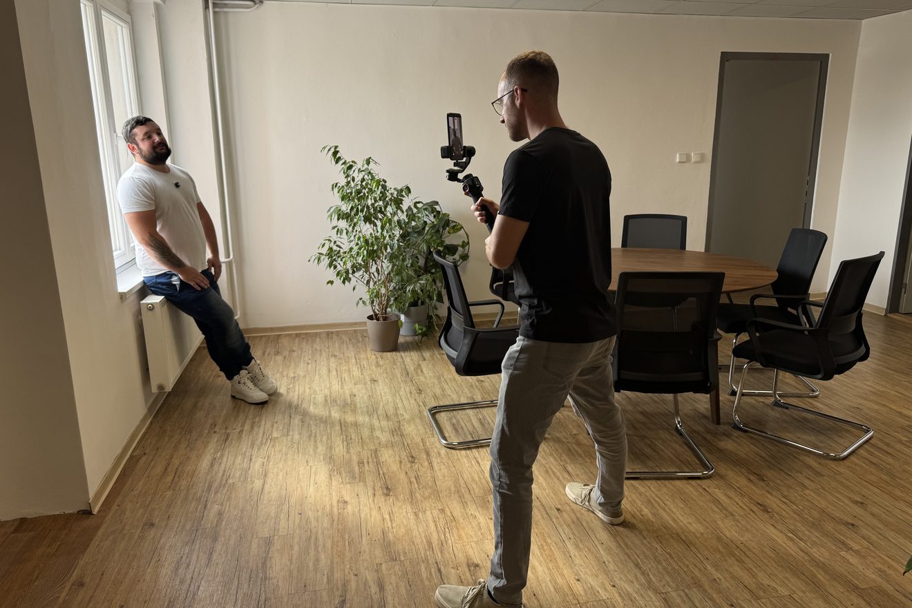 Natáčení videa na mobil se stabilizátorem v kanceláři u klienta, Trendii