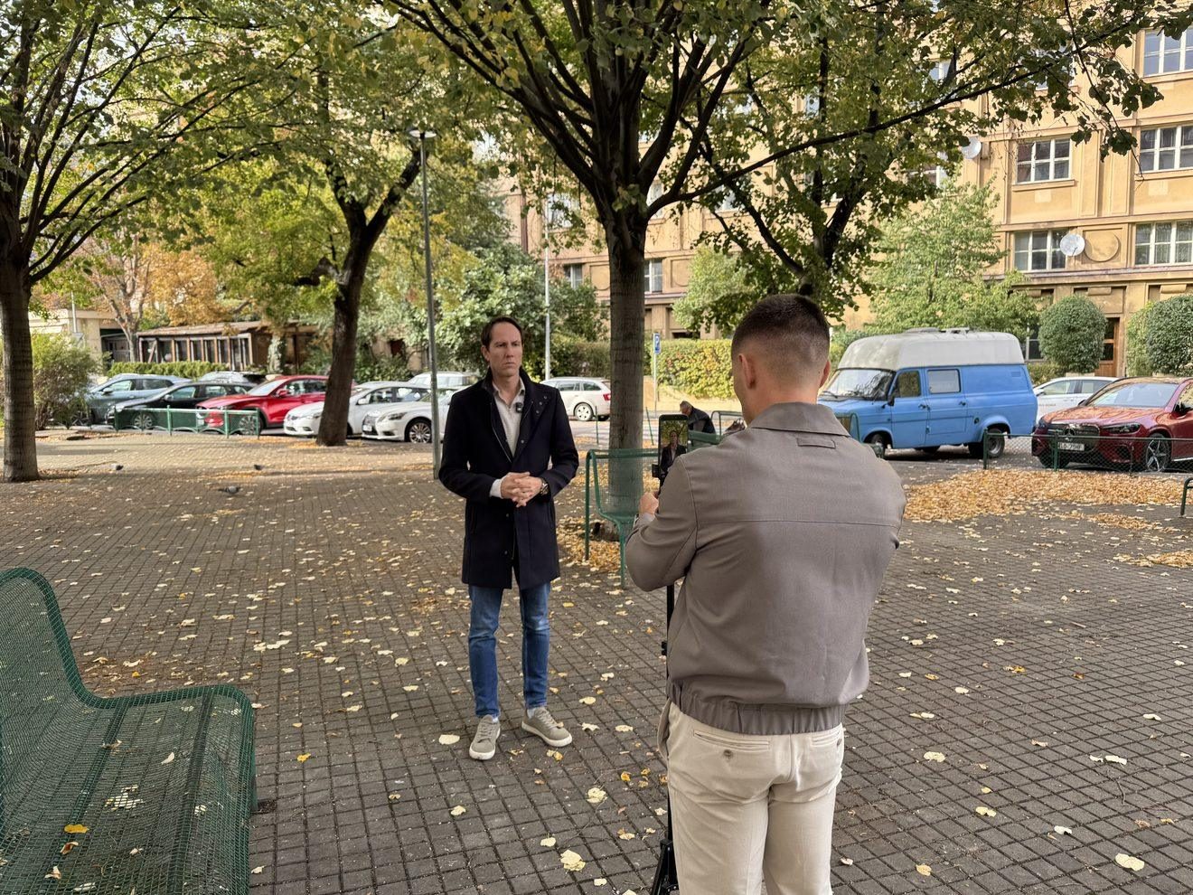 Kameraman natáčí mobilem mluvené video do reklamy na sociální sítě