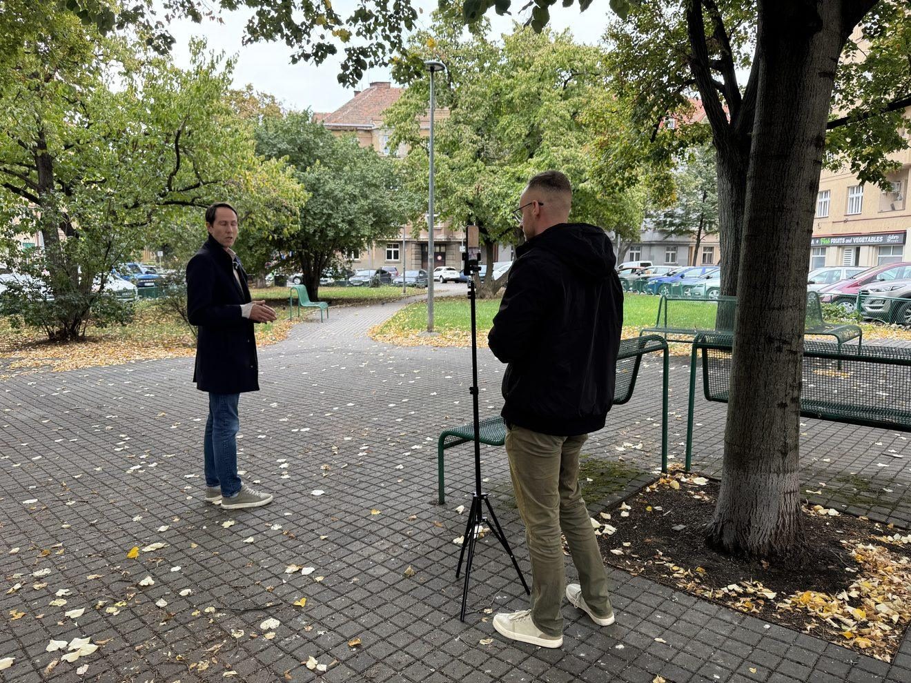 Natáčení videa do reklamy mobilem na stativu v parku